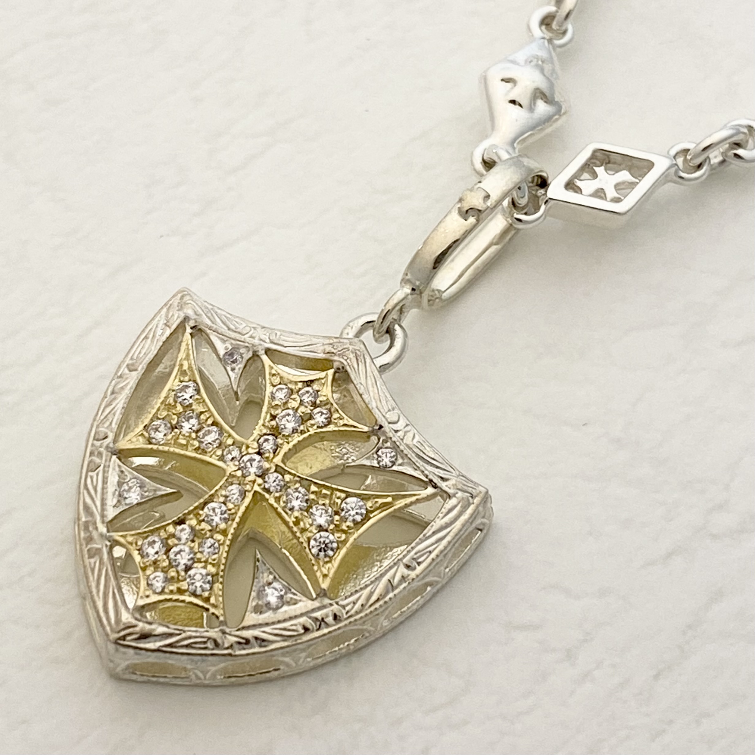 SMALL CROSS SHIELD PENDANT Silver / 18k Yellow Gold / Center pave