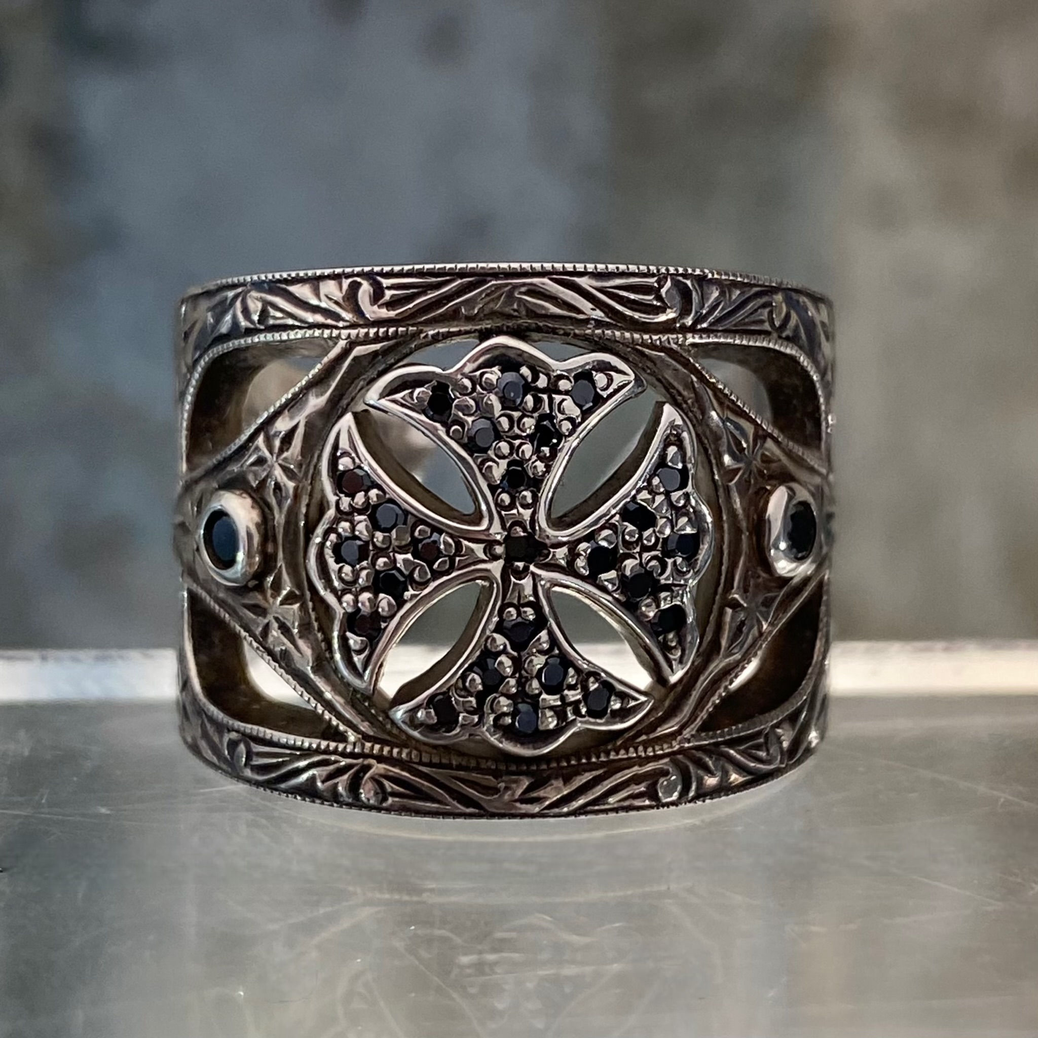 SMALL FANCY CROSS WRAP COLLECTION RING / Silver / Black Zirconia