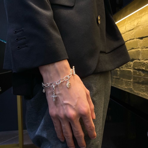 【VERSACE】 バロックリーフ リジッド ブレスレット Barocco Leaf Cuff Bracelet | VERSACE US