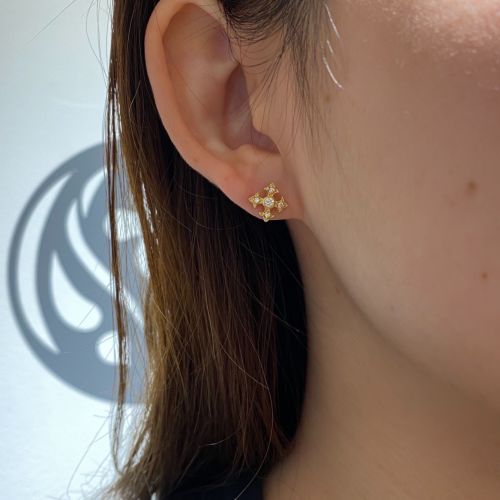 SMALL FANCY CROSS STUD PIERCE18k Yellow Gold / DIAMONDS