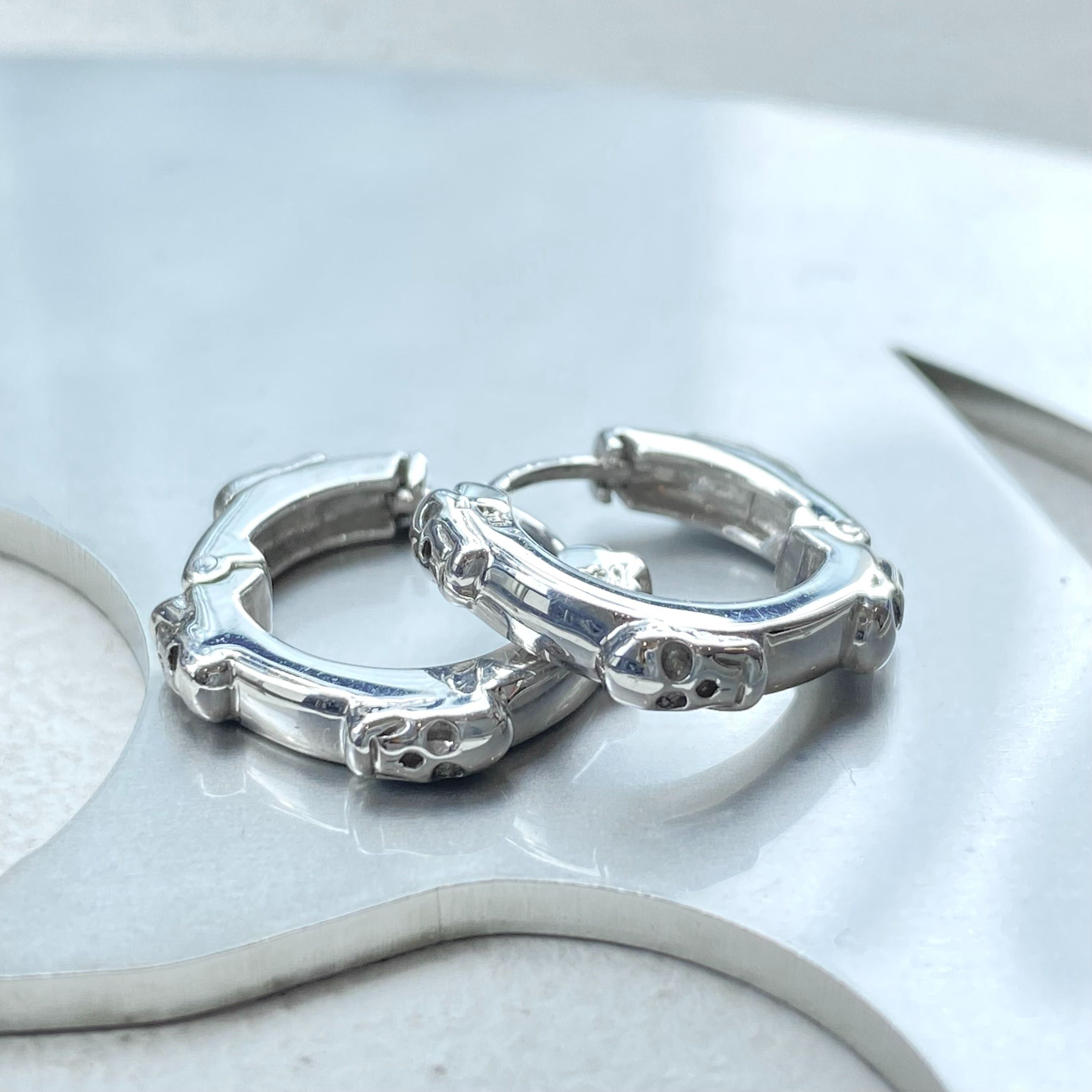 驚きの価格 TINY SKULL HINGED HOOPS Silver PIERCED EARRINGS（ピアス アクセサリー