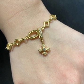 TINY FANCY CROSS PENDANT 18k Yellow Gold / DIAMONDS Pendant
