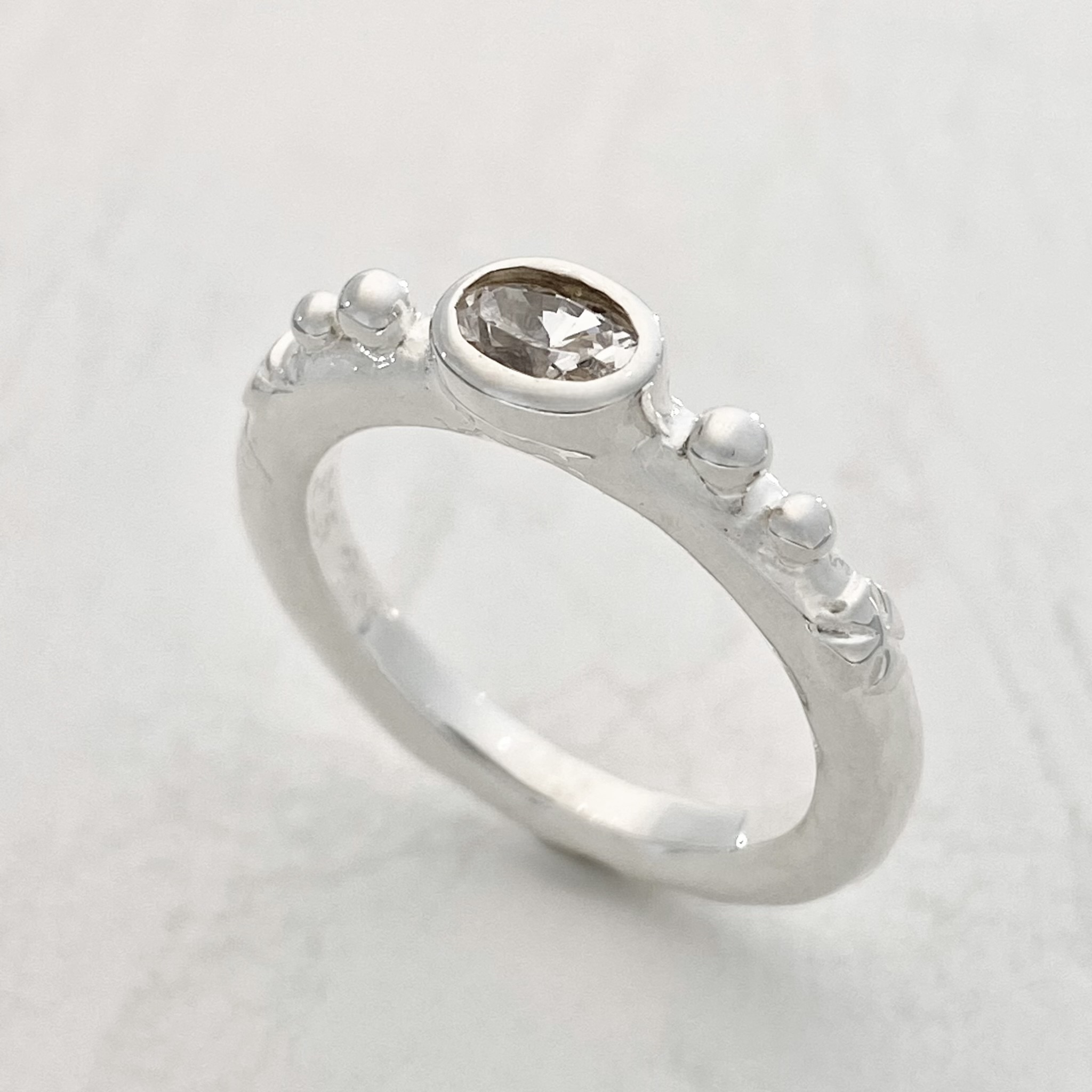 TINY MEDIVAL OVAL BEZEL CROSS BAND / Silver / Zirconia RING