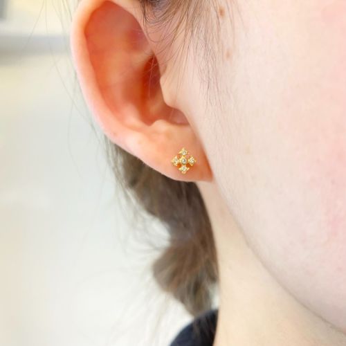 TINY FANCY CROSS STUD EARRING 18k Yellow Gold / DIAMONDS pierced