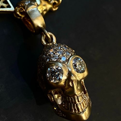 HEAVY SKULL PENDANT 18k Yellow Gold / Diamonds on Eyes and Head