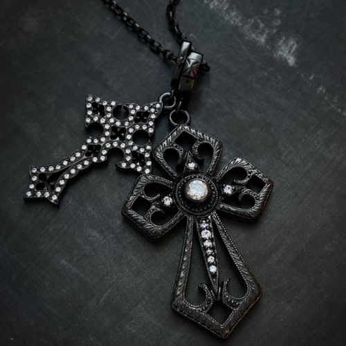 SMALL NOTRE DAME CROSS PENDANT / SILVER / ZIRCONIA / BLACK