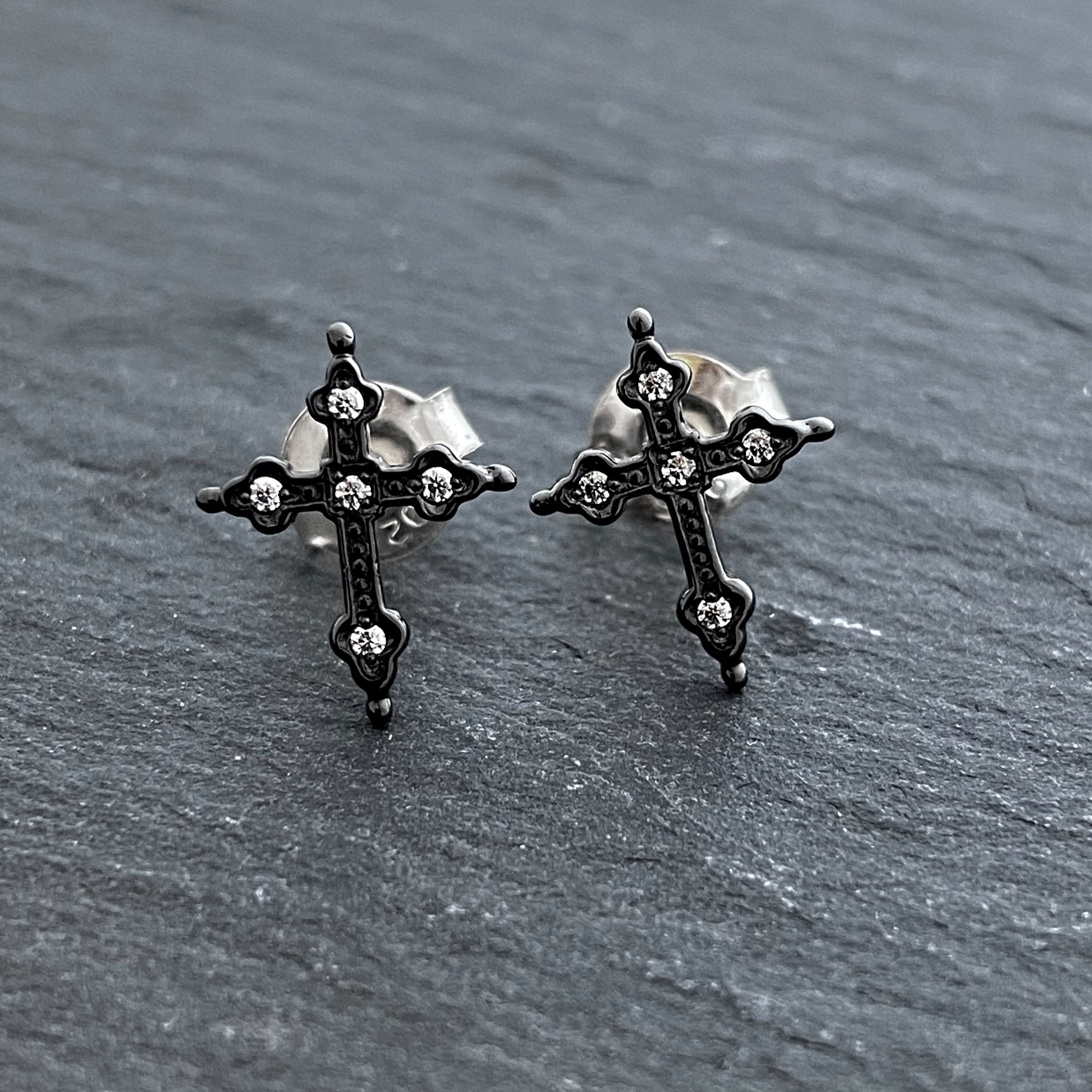 PETITE GOTHIC CROSS PIERCE / SILVER / ZIRCONIA / BLACK