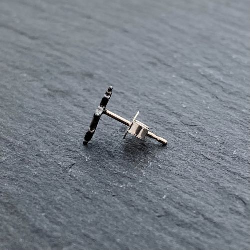 PETITE GOTHIC CROSS PIERCE / SILVER / ZIRCONIA / BLACK RUTHENIUM